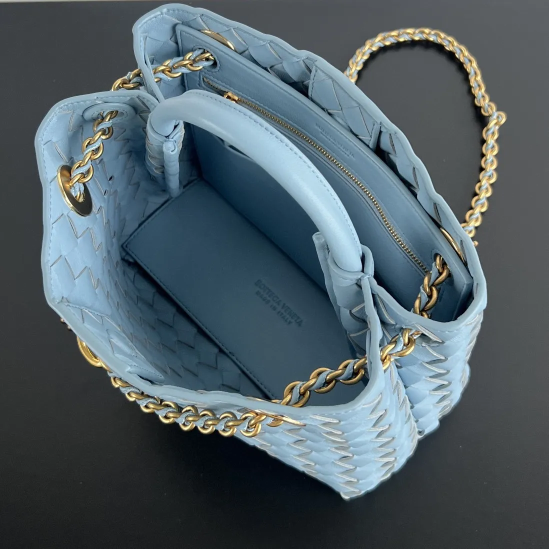 Batch 1960 #Bv Andiamo upgraded ✌️786008 black gold chain ⛓️ adds a touch of sophistication 💥 Sheepskin braided leather is invincible ~ black leather strips interspersed with gold chains ⛓️ Paired with sliding metal brass knot buckles, the shoulder straps can be adjusted at will 🪢 Each item is full of exquisite craftsmanship, and the entire look is high-end and attractive. , can be a big woman or very relaxed, perfectly blending into any corner of the city 🎈 Size: 25x22x10.5 P2740
